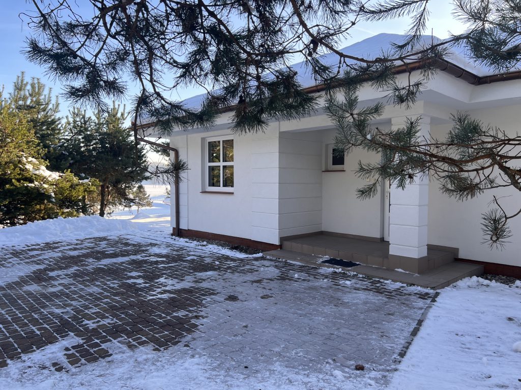 Wejście i elewacja domku nr 1 (8 osób, 3 sypialnie) zimą – Ośrodek Wypoczynkowy JEZIORO w Studzienicach.