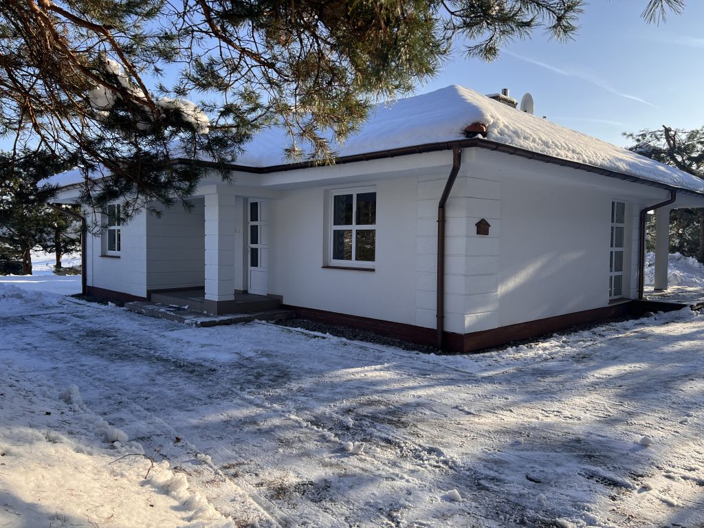 Boczna elewacja domku nr 2 (6 osób, 2 sypialnie) zimą – Ośrodek Wypoczynkowy JEZIORO, Studzienice.