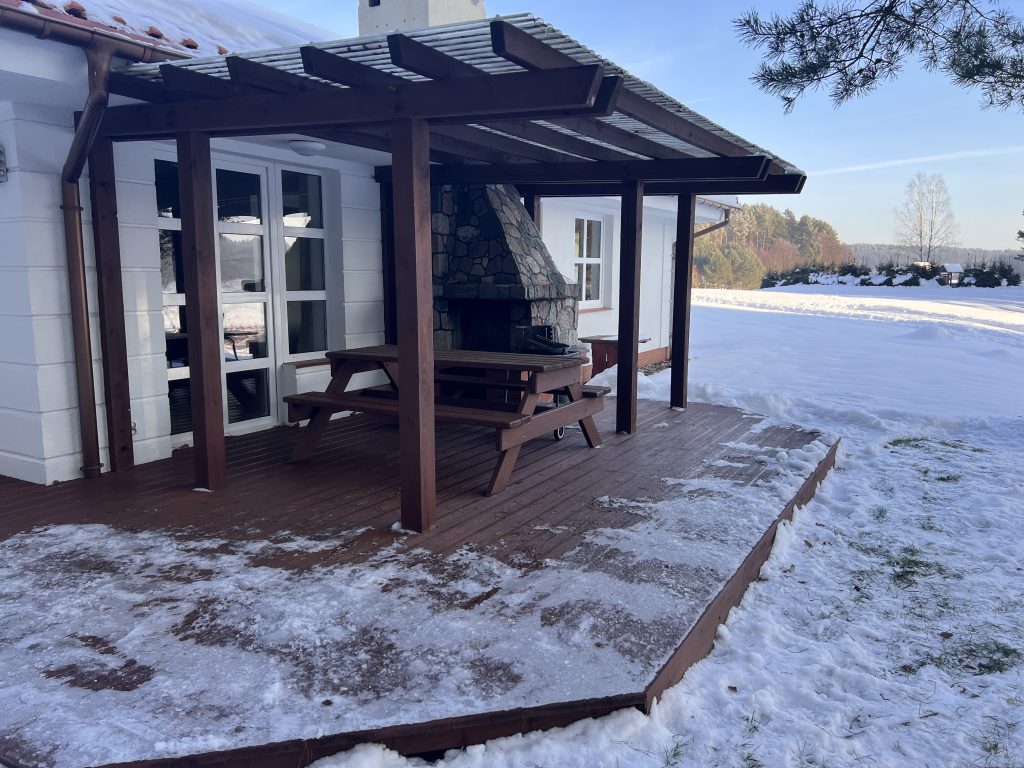 Taras z kominkiem w domku nr 3 zimą – Ośrodek Wypoczynkowy JEZIORO, Studzienice.