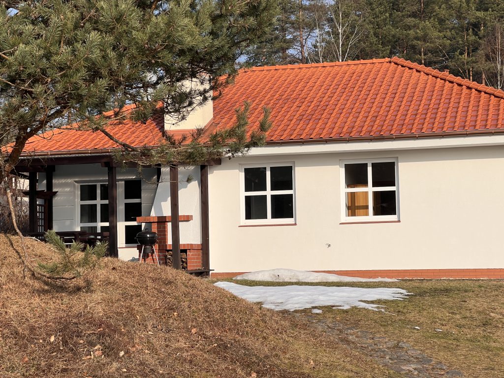 Domek nr 1 nad jeziorem na Kaszubach – taras i elewacja domku w Studzienicach Ośrodek Wypoczynkowy Jezioro